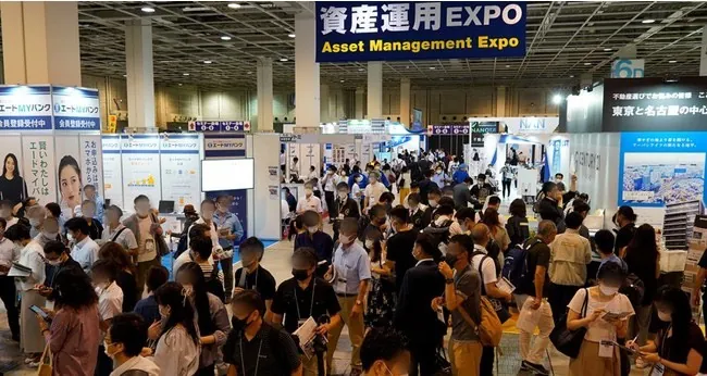 多くの来場者と出展ブースが並ぶ資産運用EXPOの会場全景